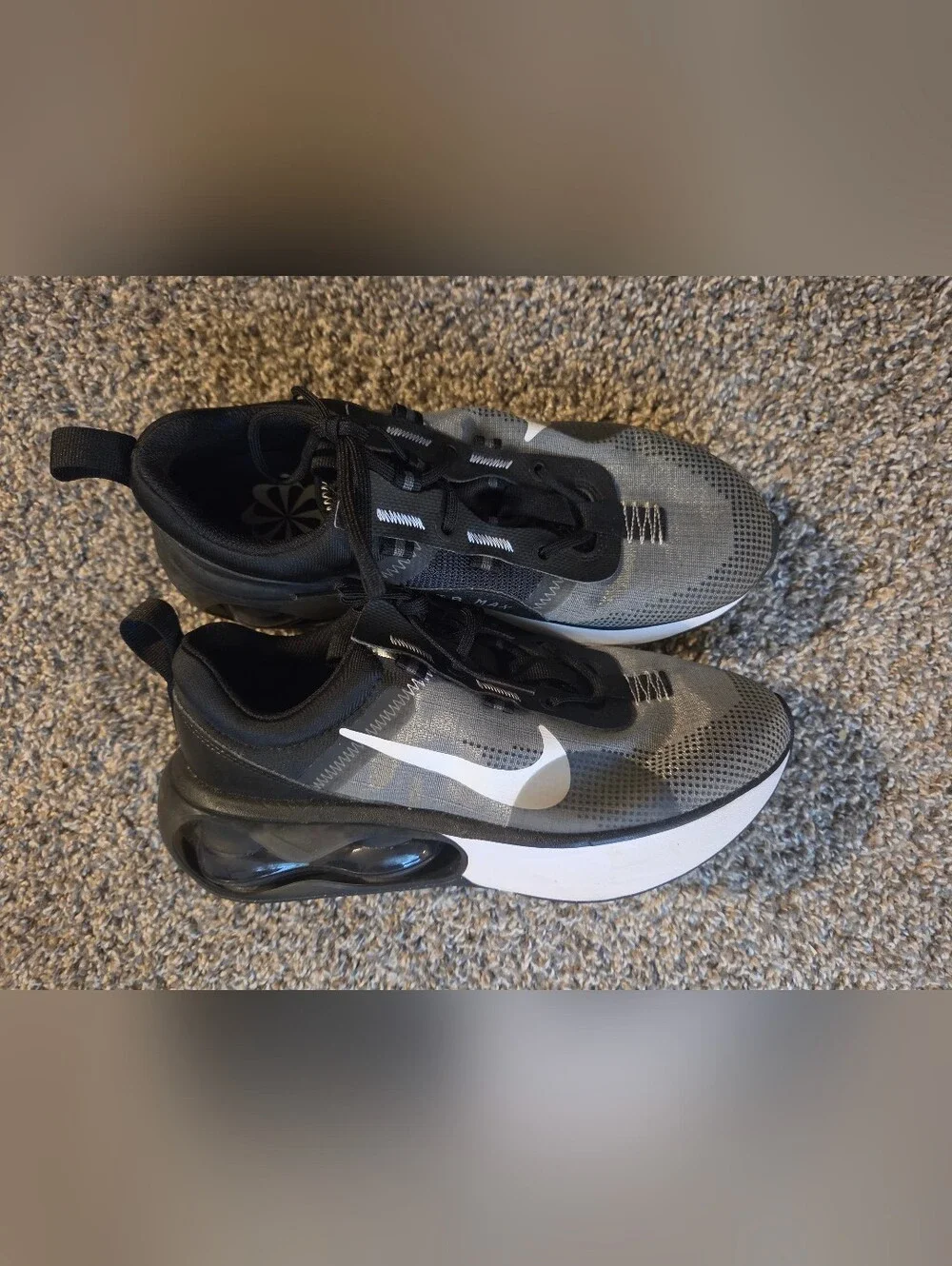 Nike Air Max Black & White Runner - Visible Swoosh. Size 7 Youth.